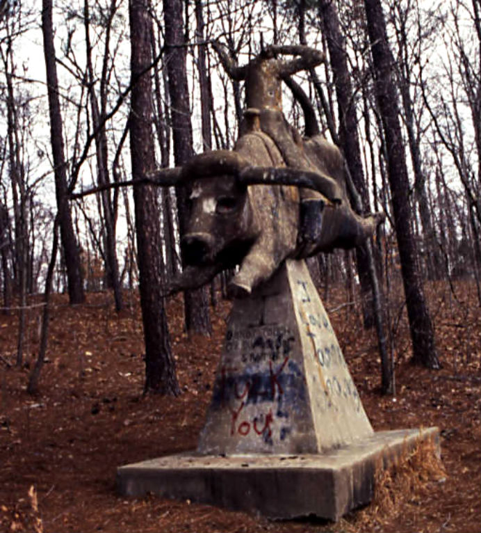 ET_Wickham_roadside_park_and_Wickham_Cemetery_headless_statue_on_bull